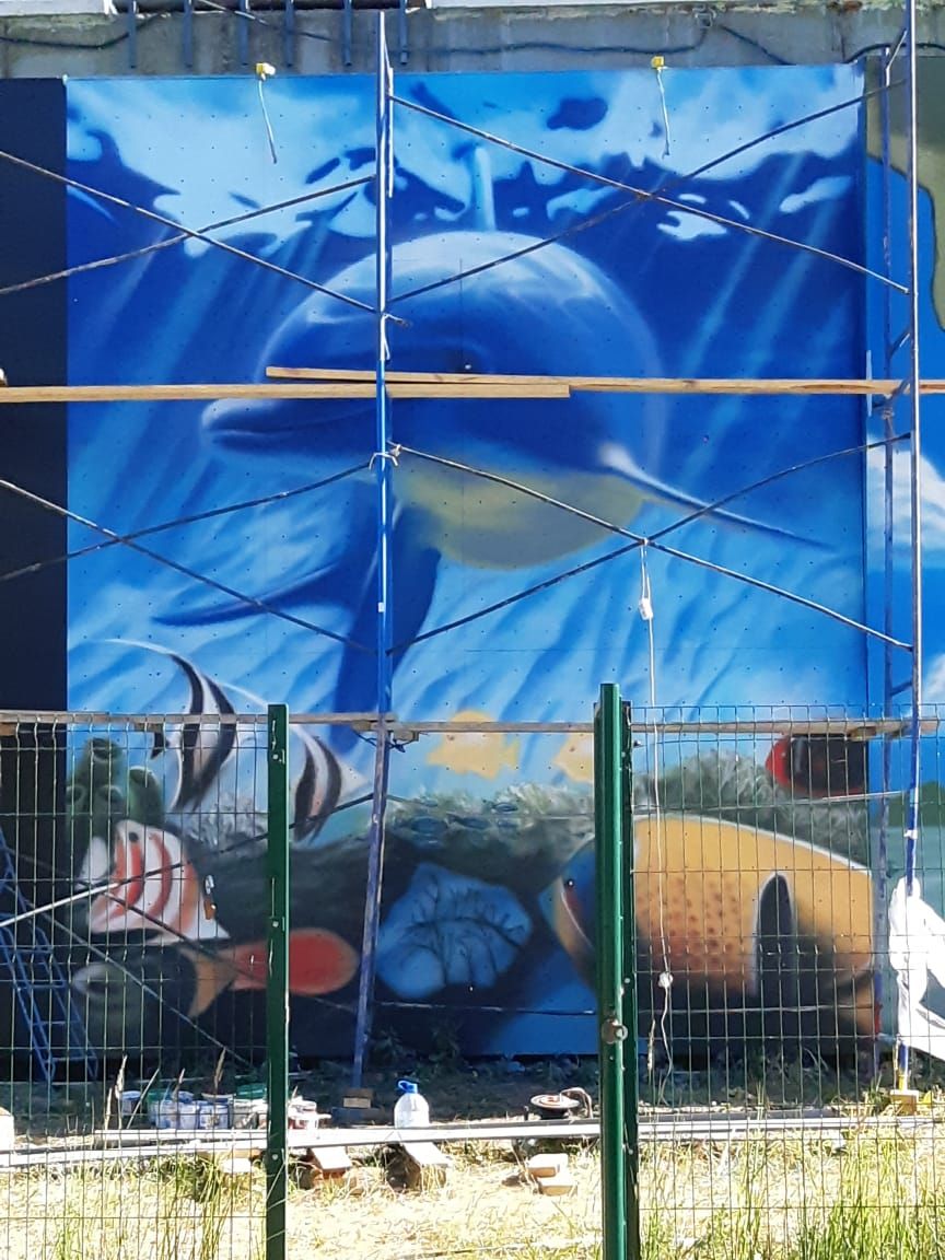 На городской набережной появилось граффити с изображением подводного мира 
